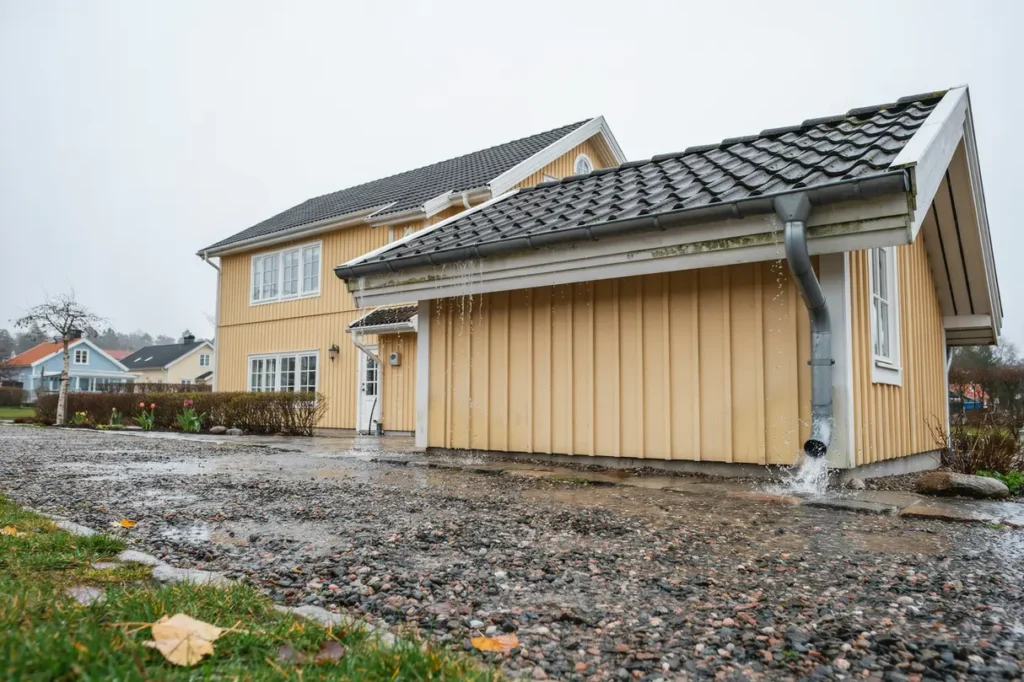 h ngr nnor och stupr r som sv mmar ver s hittar villa gare orsaken och f rebygger fuktskador